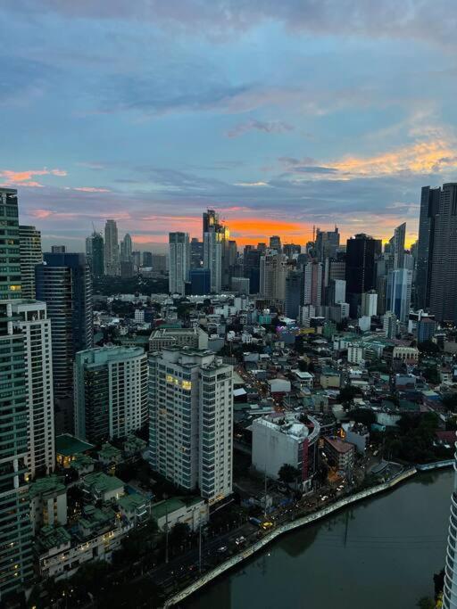 The Serene Escape Rockwell Makati City View 1Br Apartment มะนิลา ภายนอก รูปภาพ